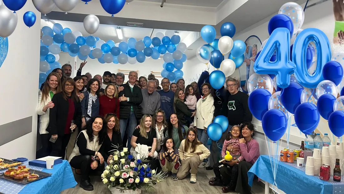 Equipo de Creu Blava celebrando los 40 años del grupo médico